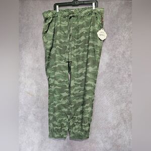 Women's Mid Rise Camo Jogger Pants Small